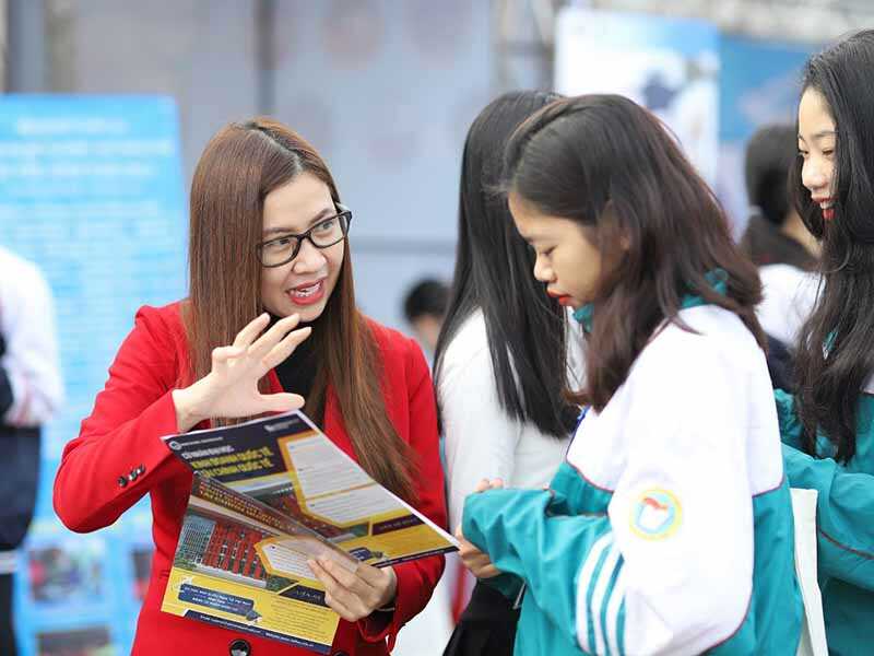 dai hoc tai chinh ngan hang ha noi soi dong trong ngay hoi tu van tuyen sinh 2021 7