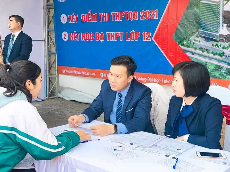 dai hoc tai chinh ngan hang ha noi soi dong trong ngay hoi tu van tuyen sinh 2021 9